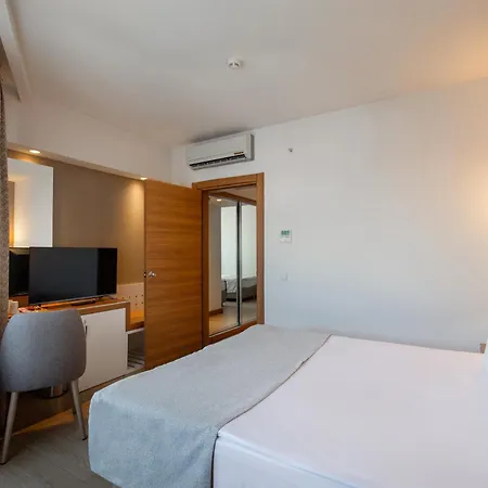 لارا بارك جراند فندق 4*