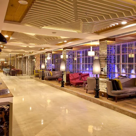 لارا بارك جراند